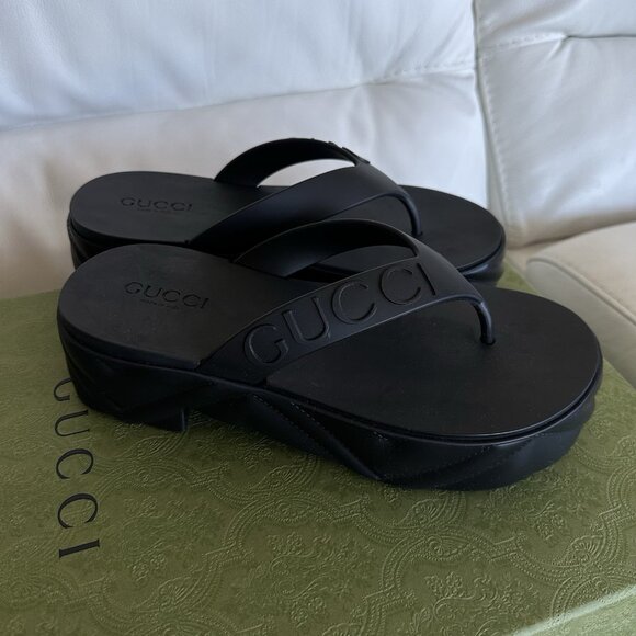 NEW GUCCI  Rubber Chevron Logo Embossed L Thong Platform Sandals Sz 39 Black - Picture 2 of 6